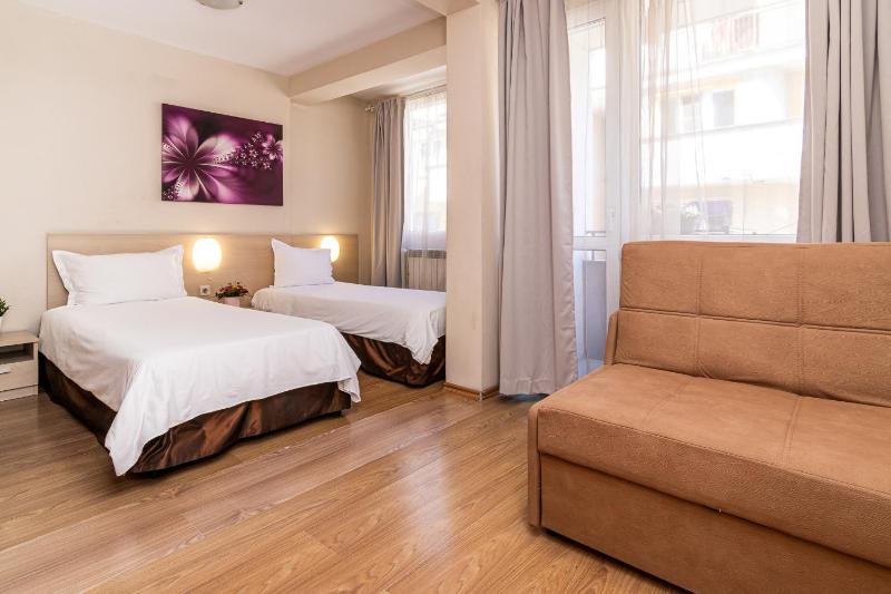 Triple Room with Balcony image 3