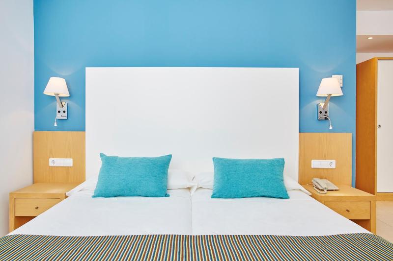 Twin Room image 3