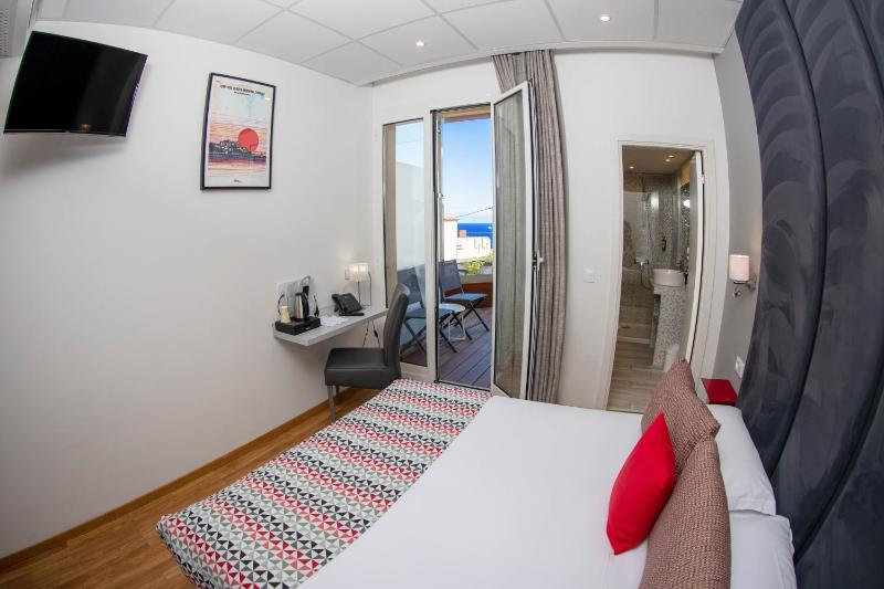 Double Room with Sea View image 2