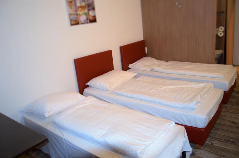 Standard Triple Room image 4