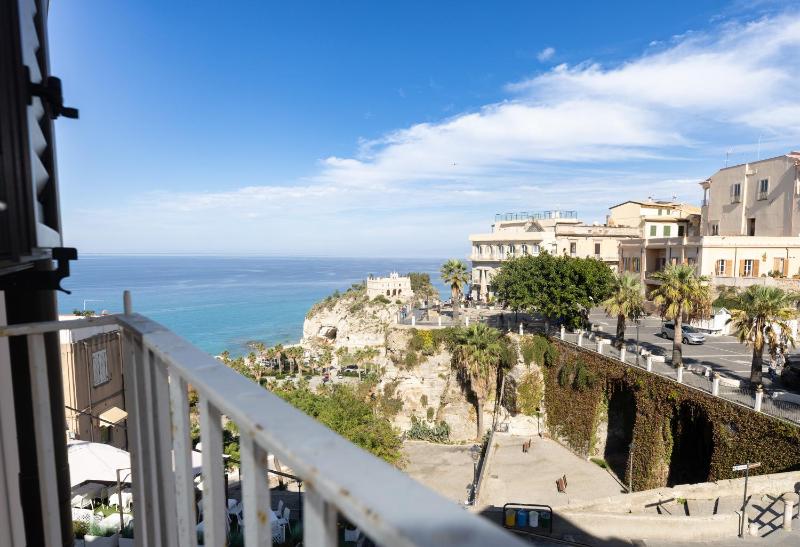 B&B Island Tropea -Sea View Rooms & Suites- - image 15