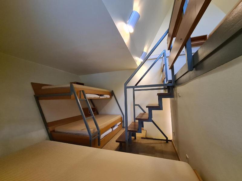 6-Bed Room with Shared Bathroom image 1