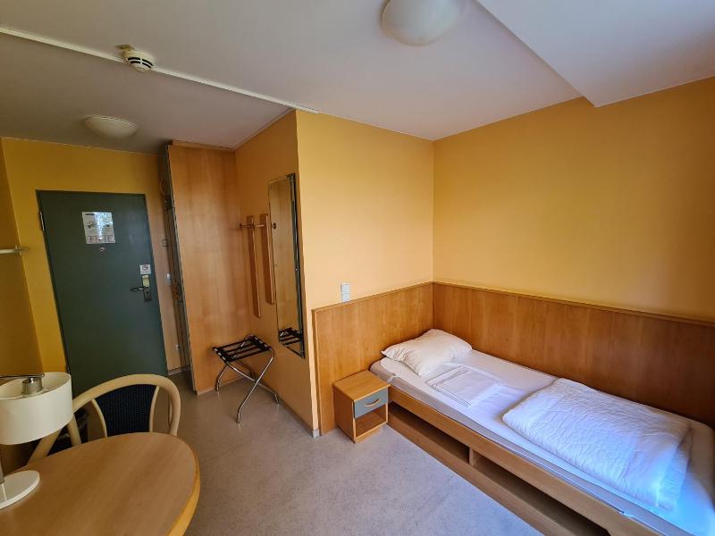 Single Room with Shared Bathroom image 3