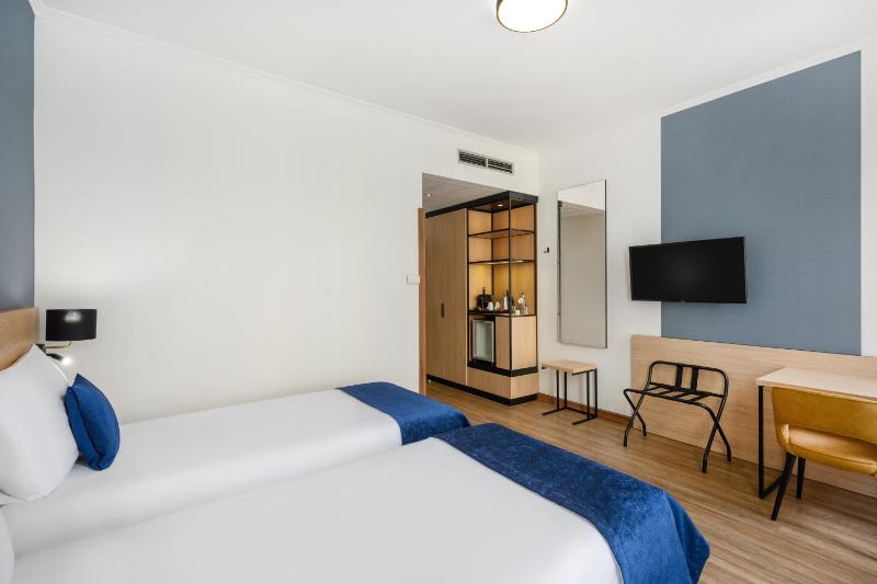 Deluxe Double or Twin Room image 3
