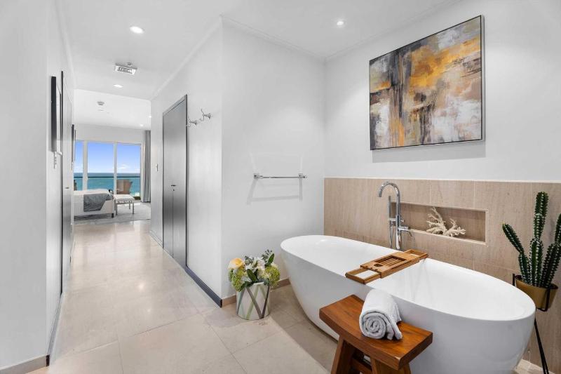 Beach View - Chic View Penthouse 3BR condo - LV603 - image 14