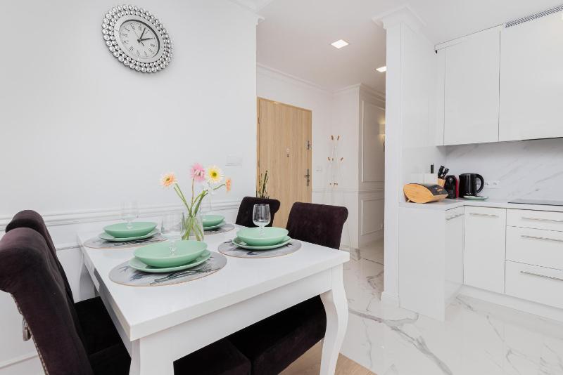 Stylish Two Bedroom Apartment Nasypowa by Noclegi Renters - image 14