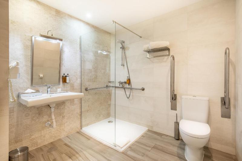 Twin Room - Disability Access and no balcony image 2