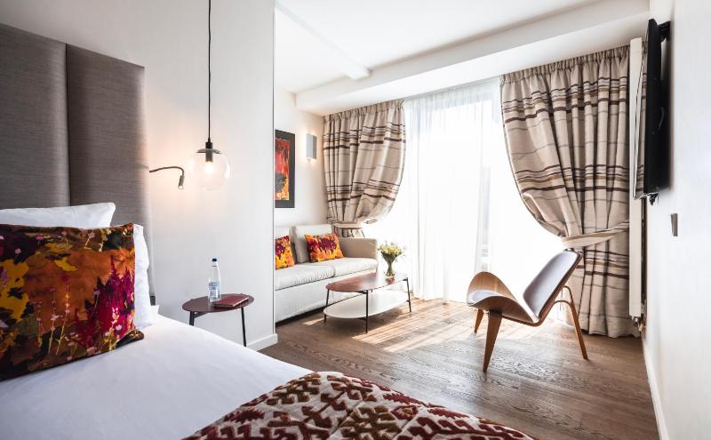 Junior Suite with Balcony image 1