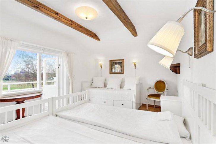 Triple Room with Balcony with Shared Bathroom image 1