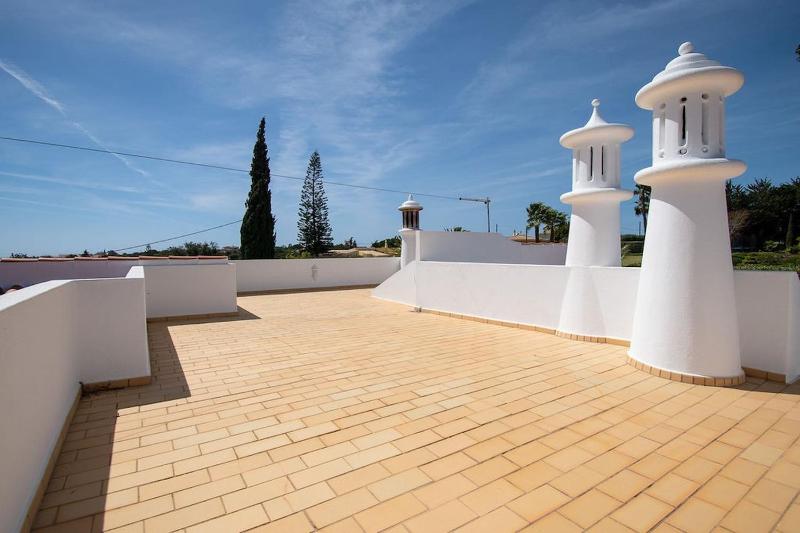 Pomba beautifully renovated with heated pool! - image 7
