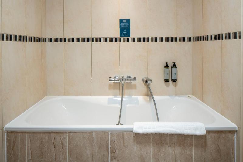 Standard Family Room with One King Bed and One Single Bed - Non-Smoking image 3