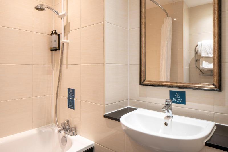 Standard Family Room with One King Bed and One Single Bed - Non-Smoking image 4