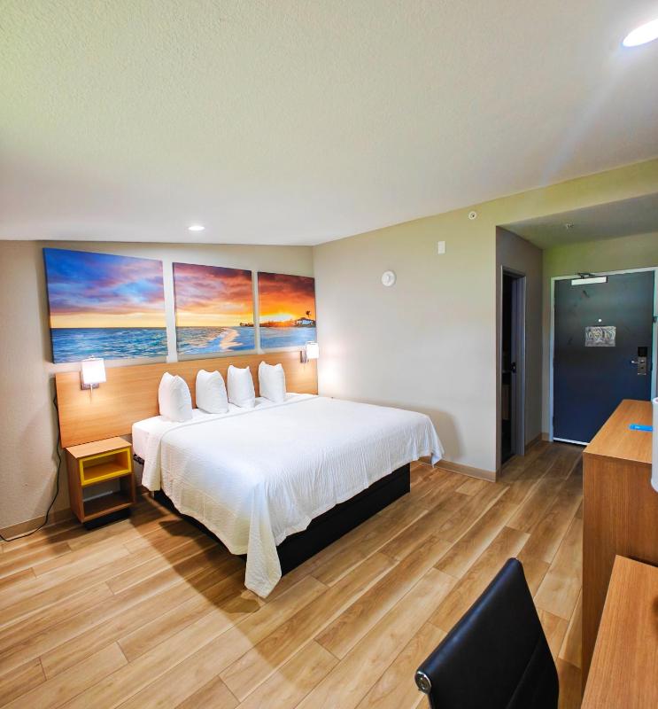 Deluxe King Suite - Non-Smoking image 1
