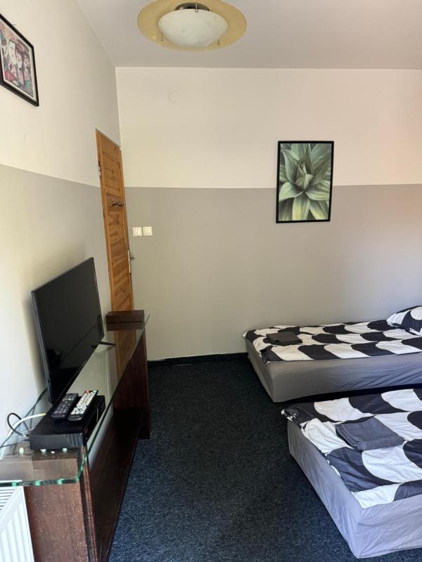 Basic Triple Room with Shared Bathroom image 4