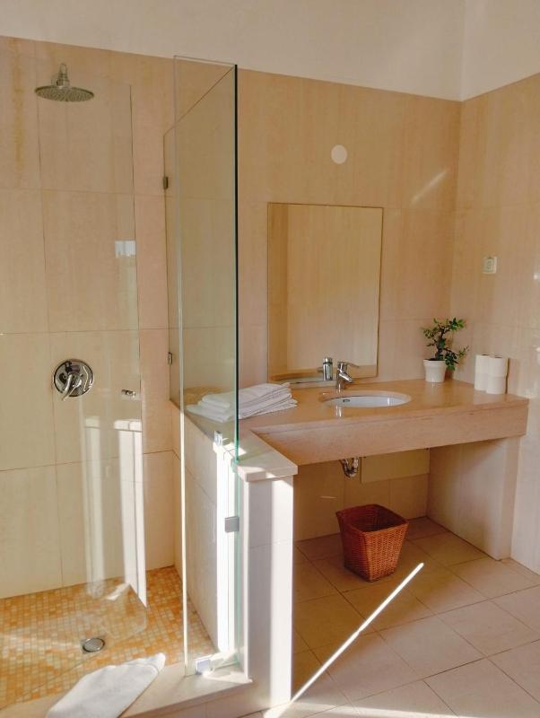 Four-Bedroom Villa with Private Pool and Sea View image 3