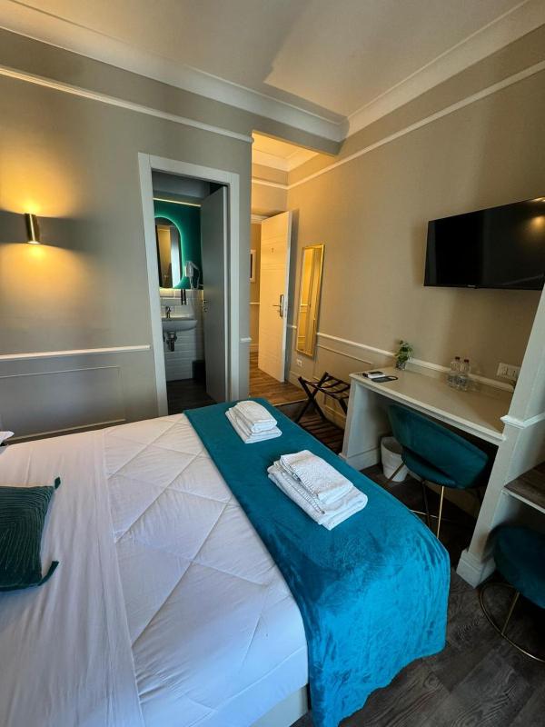 Double Room with Balcony image 4
