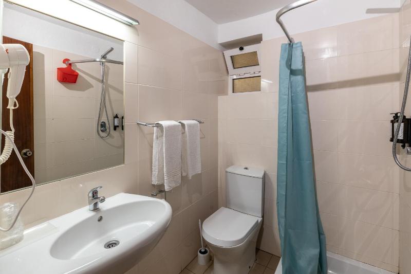 Standard Twin Room image 1