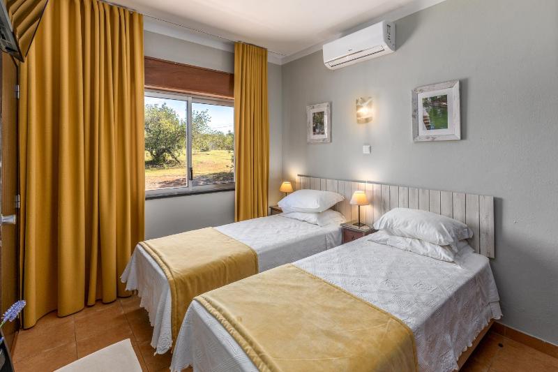 Standard Twin Room image 3