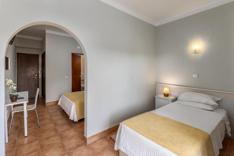 Standard Triple Room image 1