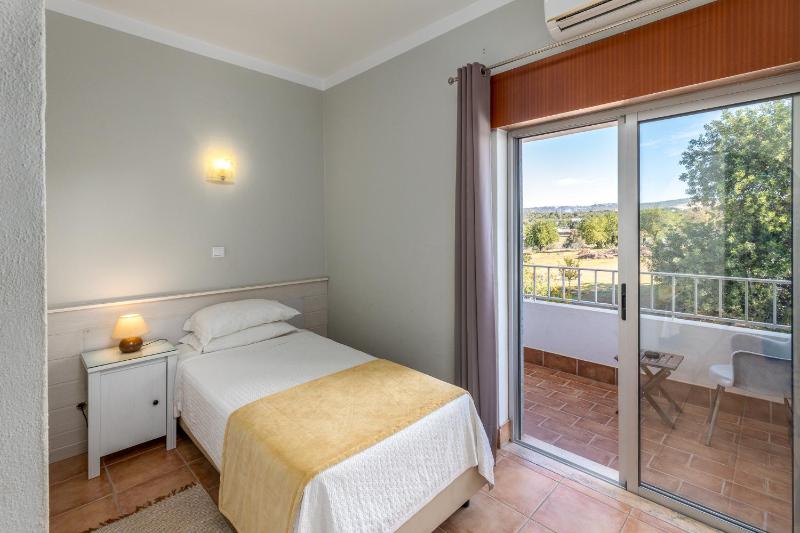Standard Triple Room image 4