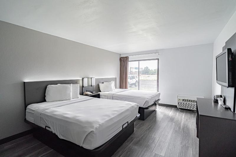 Queen Room with Two Queen Beds - Non-Smoking image 4