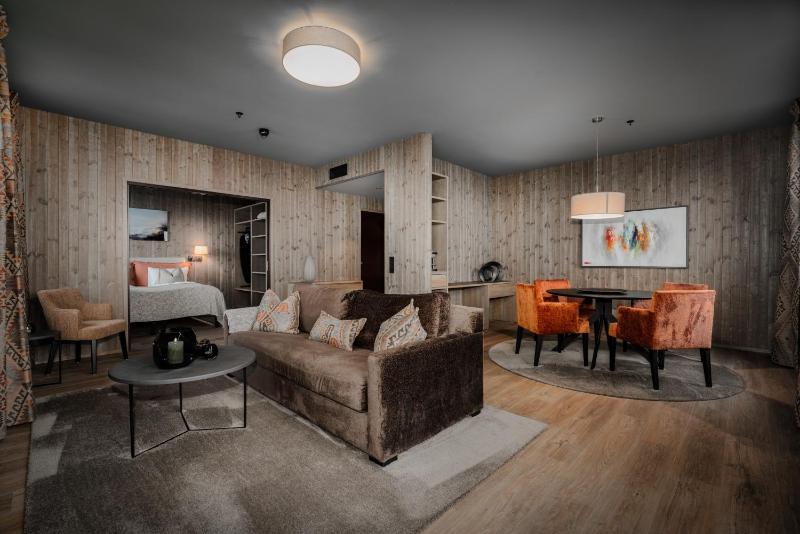 Junior Suite with Mountain View image 4