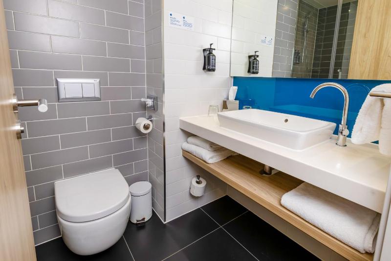 Standard Twin Room with Free Hot Breakfast - Accessible image 4