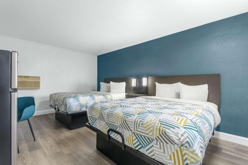 Queen Room with Two Queen Beds - Non-Smoking image 4