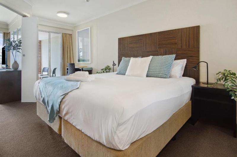 Manly Cove Retreat Harbour Views & Huge Terrace - image 5