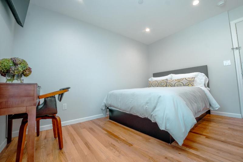Deluxe Queen Room image 2