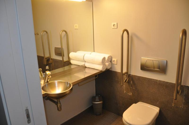 Twin Room image 4
