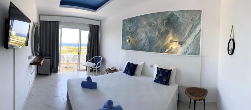 Deluxe Double or Twin Room with Sea View image 3