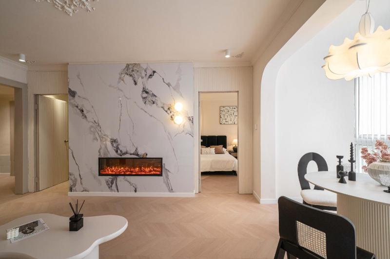 Molly House-Right on Nanjing East Road the Bund 2-Bedrooms with Elevator Apart ment Near the subway - image 1