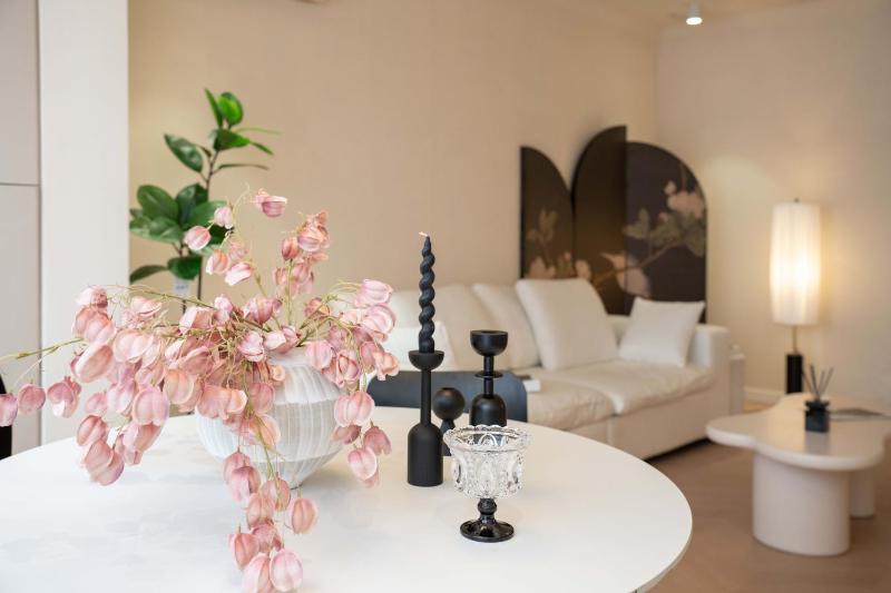 Molly House-Right on Nanjing East Road the Bund 2-Bedrooms with Elevator Apart ment Near the subway - image 8
