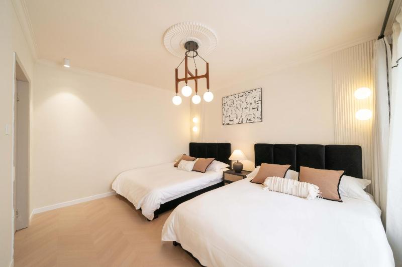Molly House-Right on Nanjing East Road the Bund 2-Bedrooms with Elevator Apart ment Near the subway - image 5