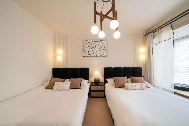 Molly House-Right on Nanjing East Road the Bund 2-Bedrooms with Elevator Apart ment Near the subway - image 15