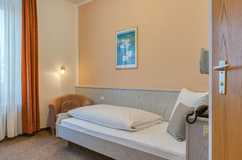 Standard Single Room image 3