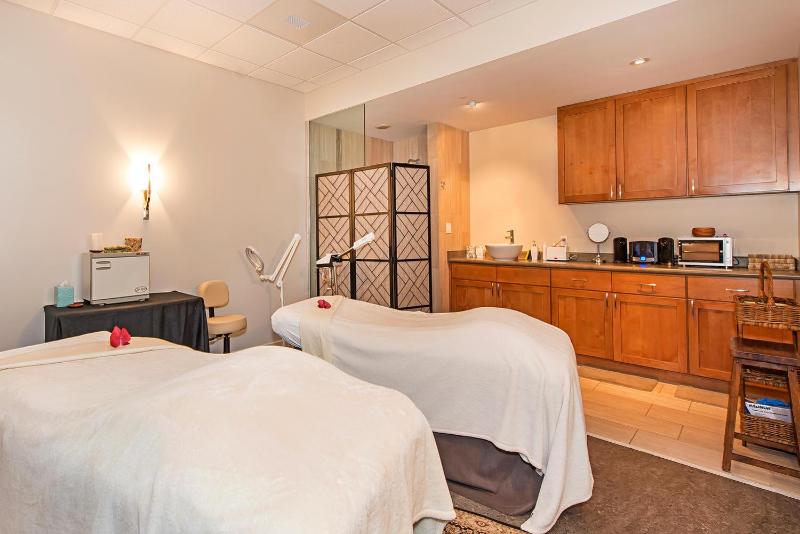 Wrap Around Lanai Oceanview Luxury Suite Hokulani 441 - image 9