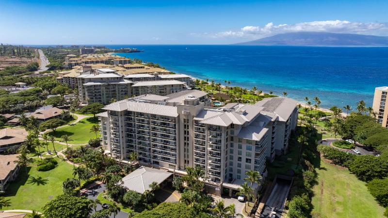 Wrap Around Lanai Oceanview Luxury Suite Hokulani 441 - image 13