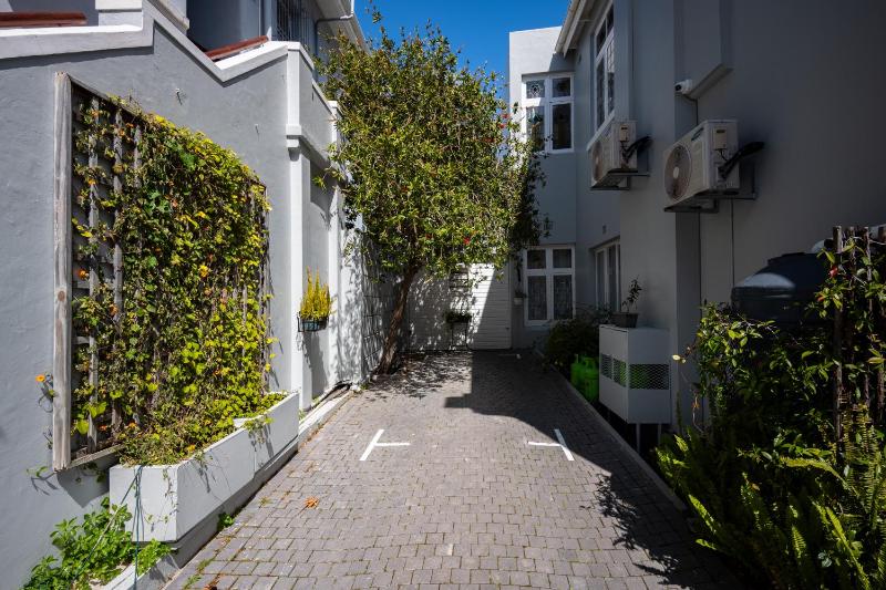 Barry Hall Apartments - image 10
