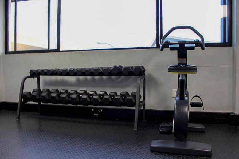 La Belle Luxury Suites - Executive Apartments Windhoek CBD - Building Pool & Gym Access - image 12