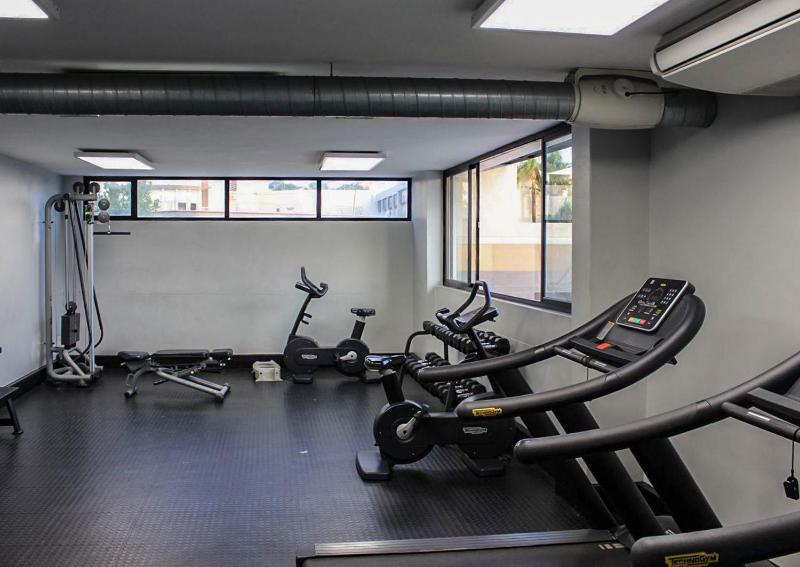 La Belle Luxury Suites - Executive Apartments Windhoek CBD - Building Pool & Gym Access - image 2