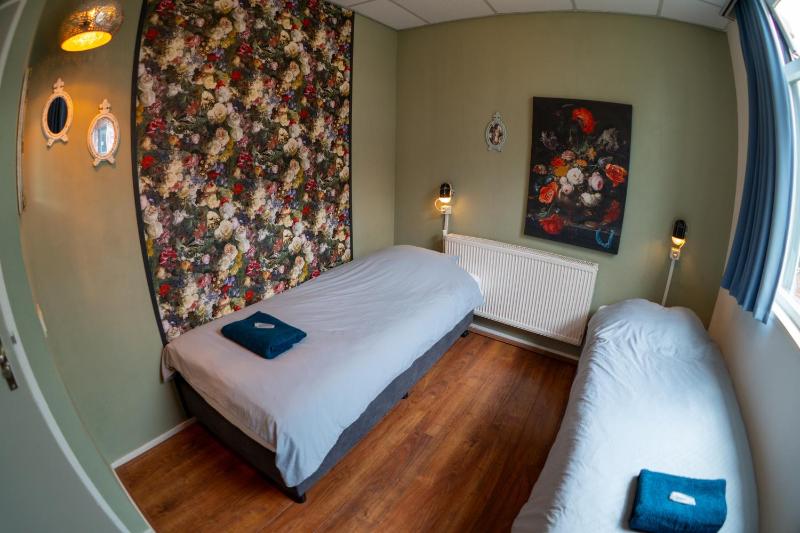 Standard Twin Room image 3