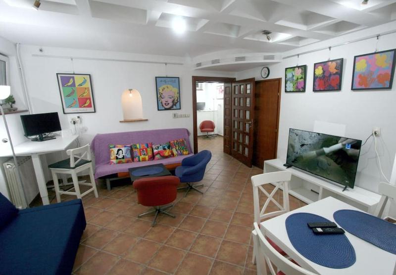 Warhol Apartment quiet with Retro Pop Art Flair in Zvezdara Beograd with workplaces and multiple beds - image 7