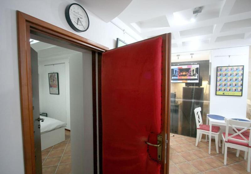 Warhol Apartment quiet with Retro Pop Art Flair in Zvezdara Beograd with workplaces and multiple beds - image 14