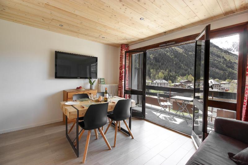 Apartment with Mountain View image 1