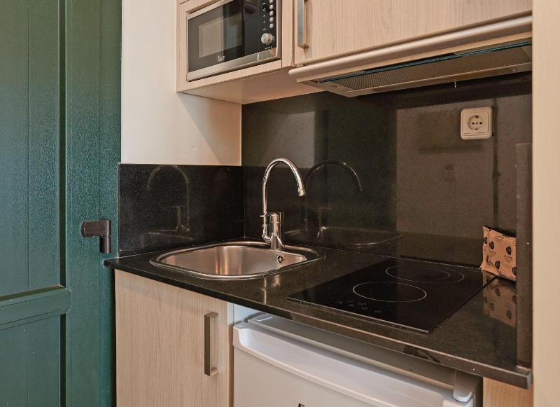 Studio (2 Adults) image 3