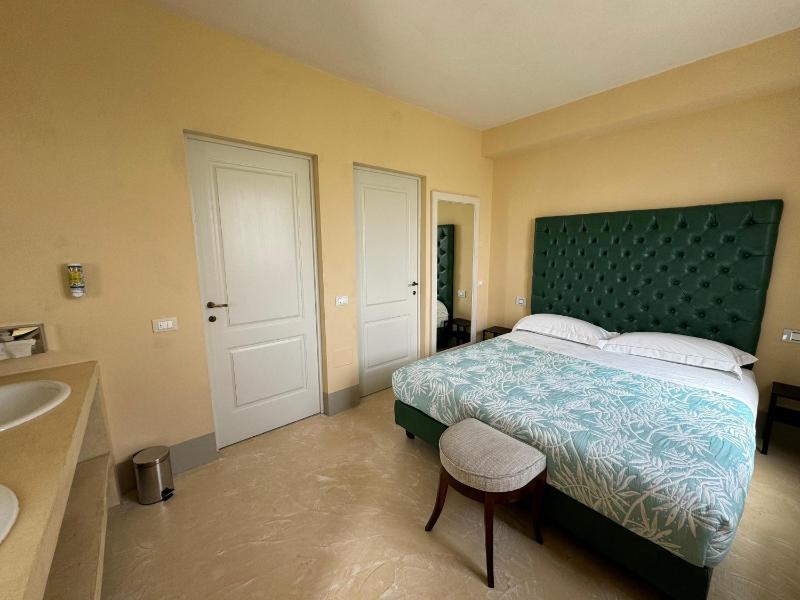 Deluxe Room image 4