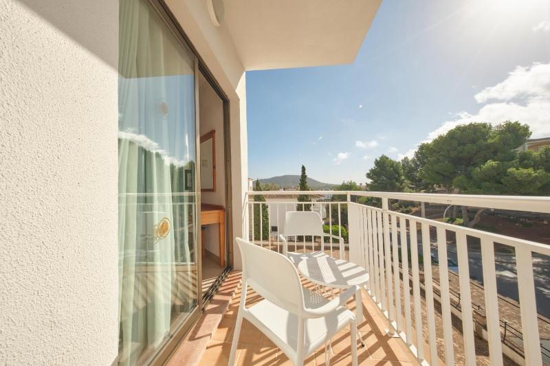 Twin Room with Balcony image 4