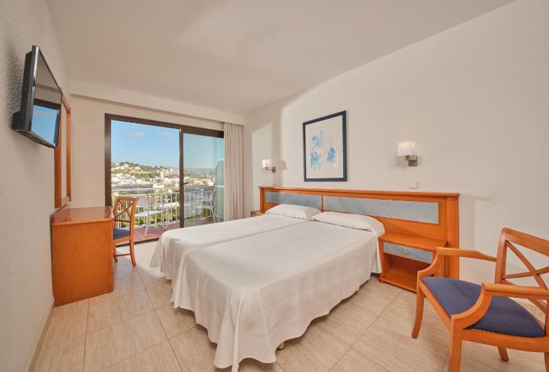 Double or Twin Room with Partial Sea View image 1